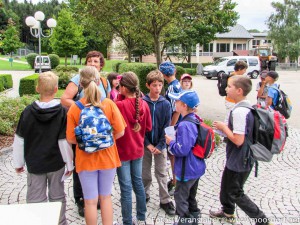 Das Ferienprogramm der gesunden Gemeinde Moosdorf mit Filzen und Kräuter sammeln