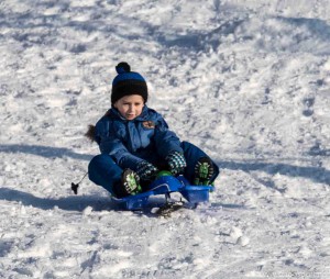 Kind auf Schlitten (1 von 1)