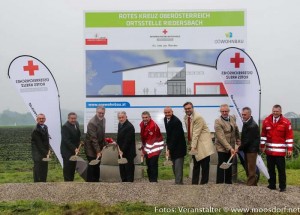 RK Bild 4 (vlnr: Spatenstich durch Rot Kreuz Bezirksstellenleiter BH Dr. Georg Wojak, LAbg. Bgm. Franz Weinberger, Rot Kreuz Präsident Dr. Walter Aichinger, Landeshauptmann Dr. Josef Pühringer, Rot Kreuz Ortsstellenleiter Richard Niedermüller, Bürgermeister Gerhard Holzner, Rot Kreuz Landesgeschäftsleiter-Stellvertreter Dir. Mag. Thomas Märzinger, Bundesrat Ferdinand Tiefnig, Dr. Markus Rosinger OÖ Wohnbau, Rot Kreuz Bezirksgeschäftsleiter Ing. Herbert Markler)