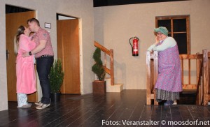 Das Ausspionieren der Nachbarn ist die Lieblingsbeschäftigung von Meta Boldt (Gerlinde Zechner), dem auch das frischverliebte Pärchen Silke (Marlene Dicker) und Markus (Michael Webersberger) nicht entkommen.