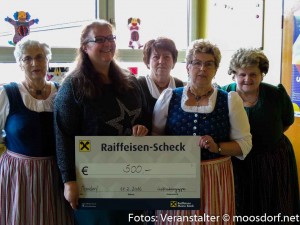 Fröhliche Gesichter bei der Scheckübergabe