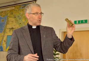 Bibelausstellung - Bischofsvikar Johann Hintermaier bei der Eröffnungsansprache.jpg