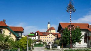 Maibaum Mühlbachstraße