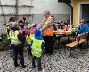 Zur Belohnung gibt es Würstel, Limo und Süsses