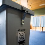 Wahlurne vor Wahlkabinen (1 von 1)