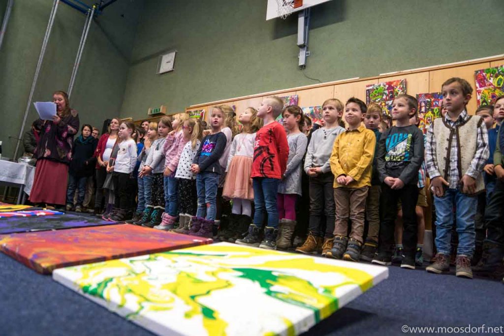 Stolze Künstler beim Kunstprojekt Moosdorf