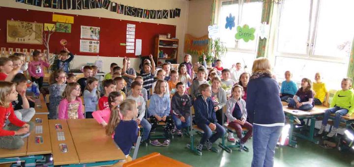 über 50 Kinder hören zu