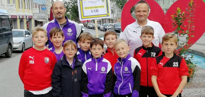 1 Gruppenfoto mit Schild